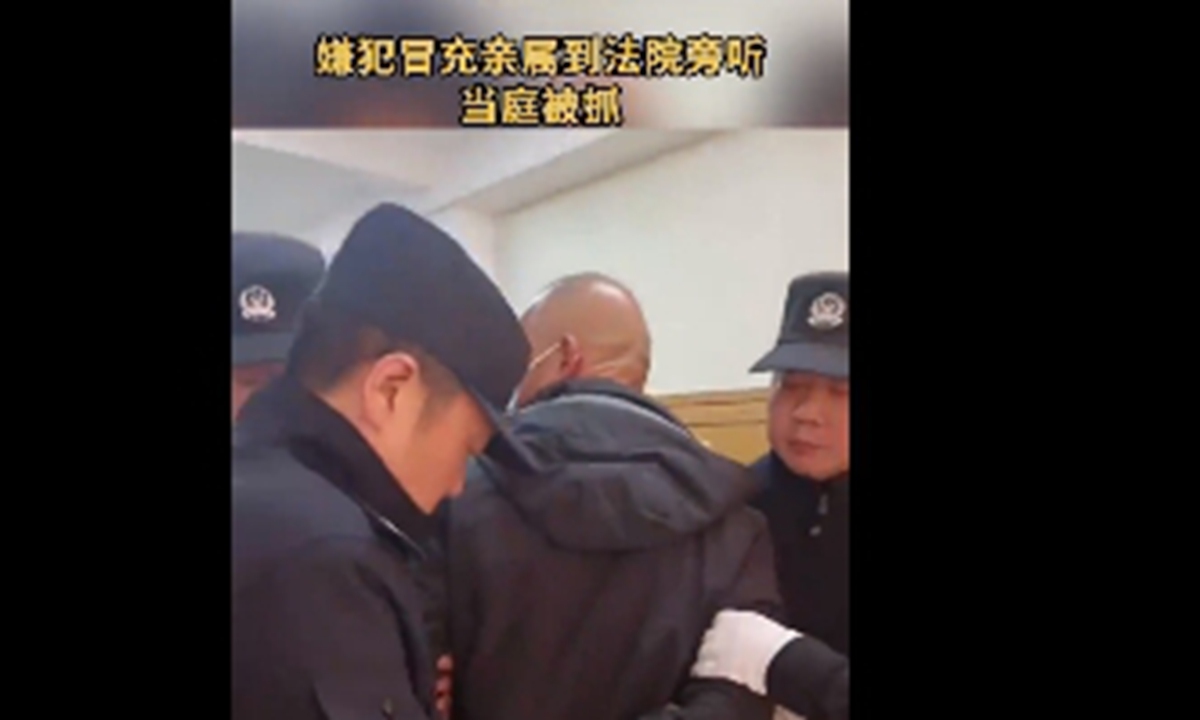 Criminal suspects posing as relatives of the defendant are caught in court. Photo: web