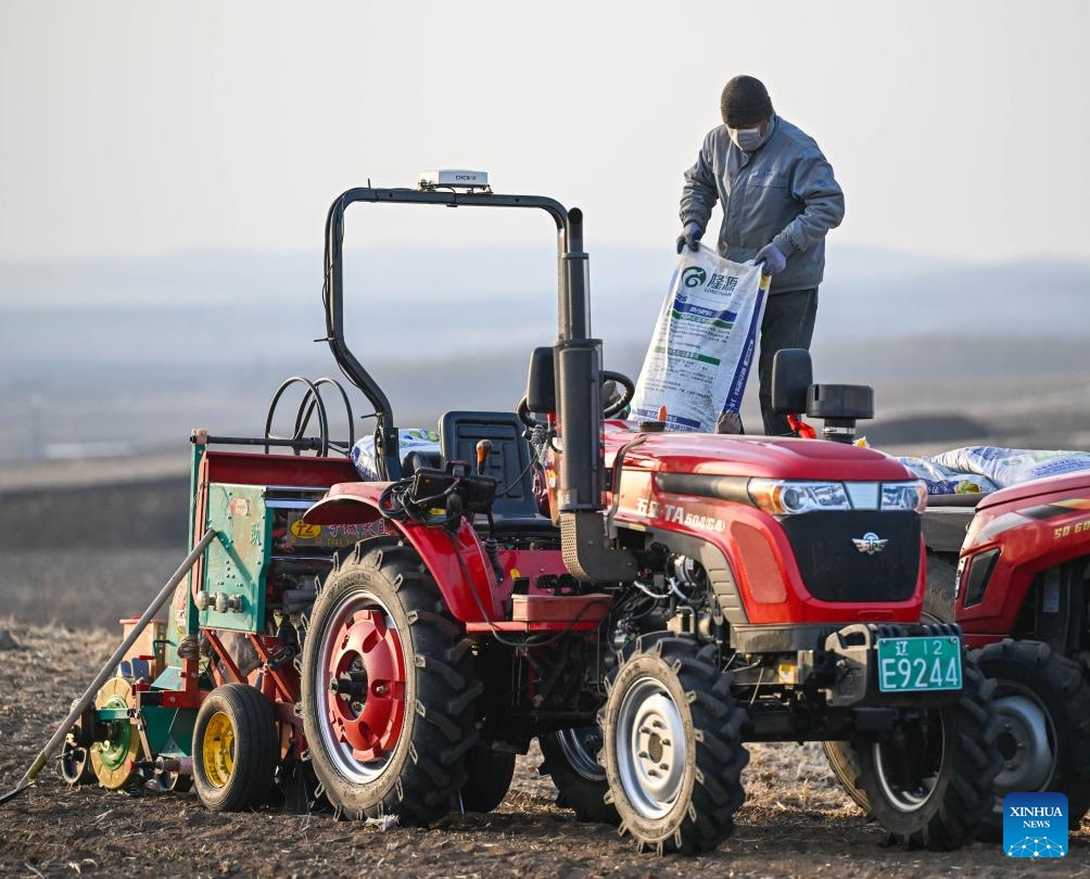 A farmer transports fertilizer in Horqin Right Wing Front Banner, Hinggan League, north China's Inner Mongolia Autonomous Region, on April 9, 2024.(Photo: Xinhua)