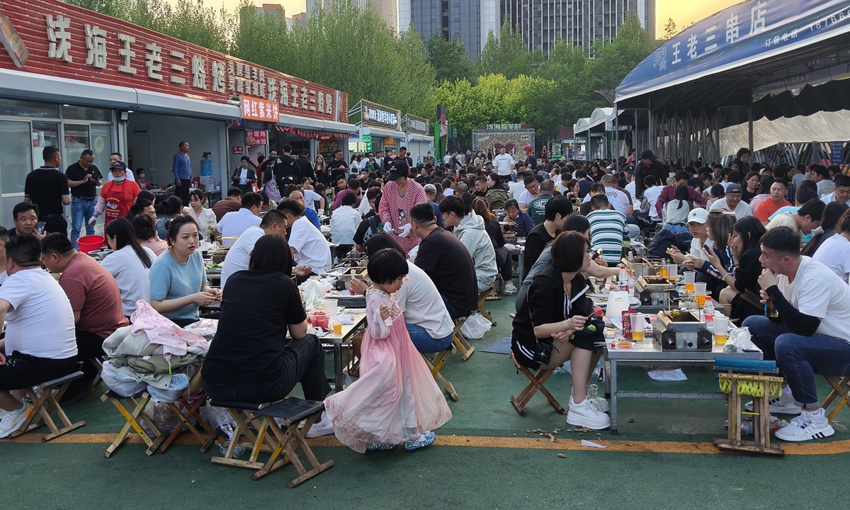 Diners flock to barbecue stands in Zibo, East China's Shandong Province on April 17, 2024. Hotspot town Zibo continues to command the attention of diners and tourists from all over the country. In the first quarter, the value added of China's accommodation and catering industry grew by 7.3 percent year-on-year, according to the National Bureau of Statistics. Photo: VCG