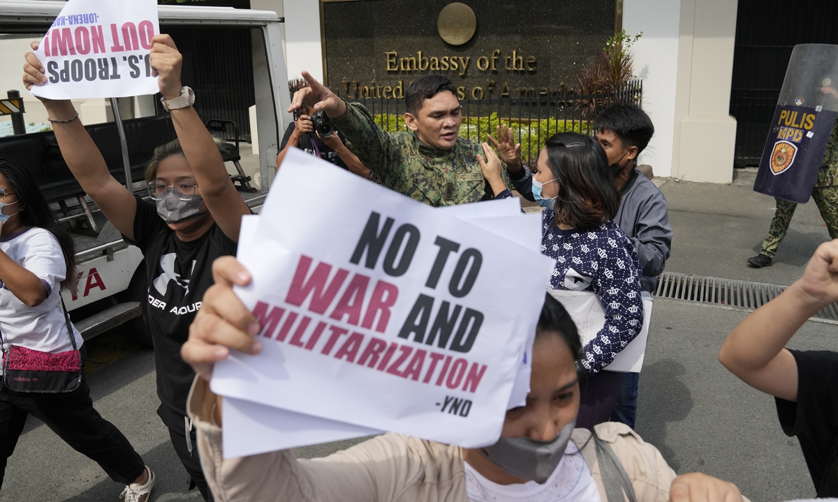 Philippine people protest against the continued presence of US troops in the country in front of the US Embassy in Manila on July 4, 2023. Photo: VCG