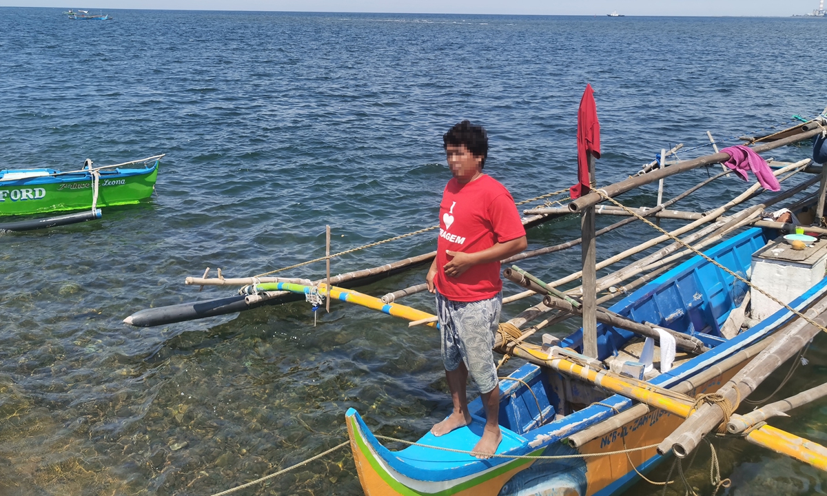 A Filipino fisherman stands on a wooden boat at Masinloc port, Philippines. Photo: Hu Yuwei/GT