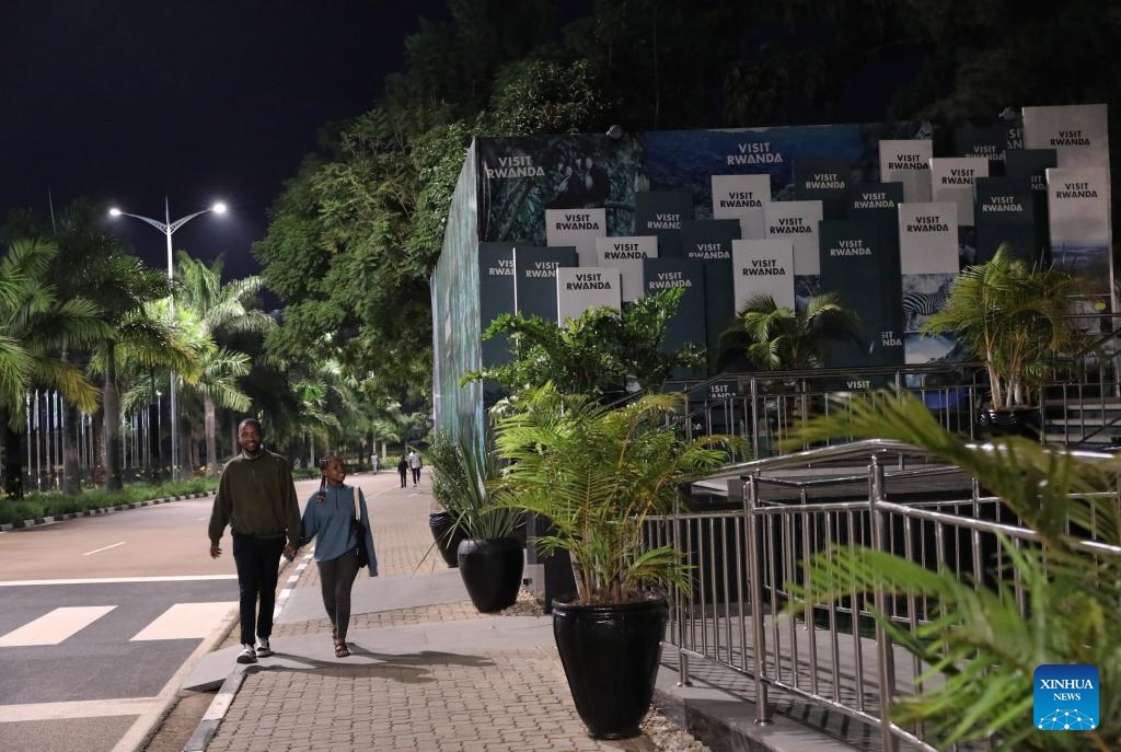 This photo taken on April 4, 2024 shows people walking on the roadside in Kigali, the capital of Rwanda.(Photo: Xinhua)