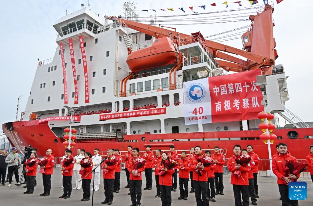 Members of the expedition team attend a welcoming ceremony at a port in Qingdao, east China's Shandong Province, April 10, 2024. China's research icebreaker Xuelong on Wednesday arrived at a port in Qingdao after completing its latest Antarctic expedition and it will host a three-day open house to the public.(Photo: Xinhua)