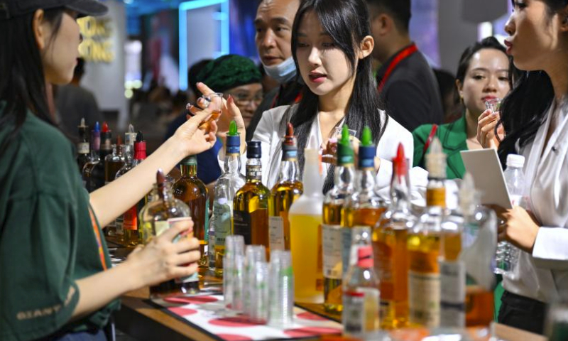 Visitors taste wine at the national pavilion of Ireland during the fourth China International Consumer Products Expo (CICPE) in Haikou, capital city of south China's Hainan Province, April 14, 2024. (Xinhua/Guo Cheng)