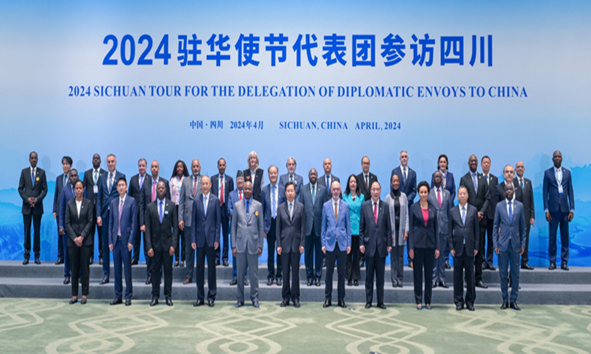 Foreign envoys pose for a group photo with local officials. Photo: Courtesy of the People's Government of Sichuan Province