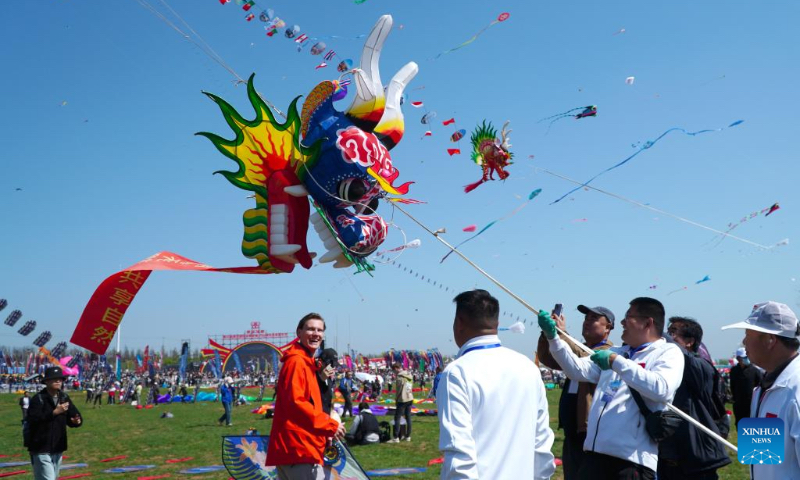 Kite fanciers prepare to fly kites at the 41st Weifang International Kite Festival in Weifang, east China's Shandong Province, April 20, 2024. The annual kite gala kicked off here Saturday. (Xinhua/Xu Suhui)