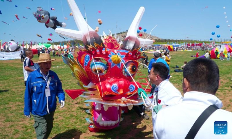 Kite fanciers prepare to fly kites at the 41st Weifang International Kite Festival in Weifang, east China's Shandong Province, April 20, 2024. The annual kite gala kicked off here Saturday. (Xinhua/Xu Suhui)