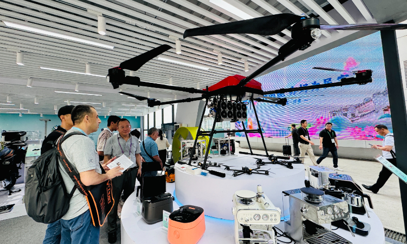 Overseas buyers get information about an unmanned aerial vehicle at the 135th session of the Canton Fair in Guangzhou, South China’s Guangdong Province, on April 15, 2024. Photo: Chi Jingyi/GT
