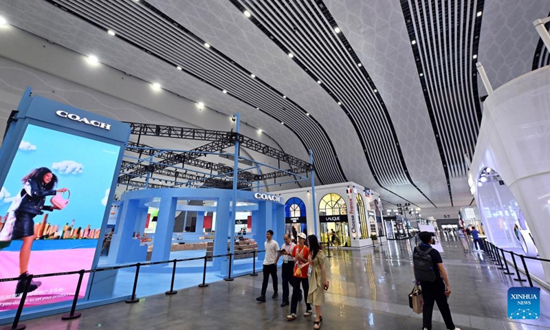 This photo taken on April 11, 2024 shows a view of the exhibition hall of Fashion Life at the Hainan International Convention and Exhibition Center in Haikou, south China's Hainan Province. The fourth China International Consumer Products Expo will open on Saturday in Haikou, the capital city of south China's Hainan Province.(Photo: Xinhua)