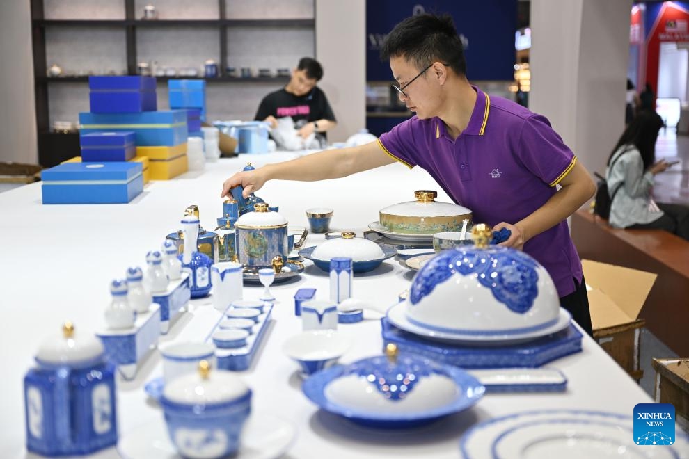 Exhibitors set up an exhibition booth at the Hainan International Convention and Exhibition Center in Haikou, south China's Hainan Province, April 11, 2024. The fourth China International Consumer Products Expo will open on Saturday in Haikou, the capital city of south China's Hainan Province.(Photo: Xinhua)