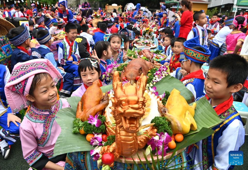 Teachers and pupils of a primary school take part in a celebration of Sanyuesan festival in Nanning, capital of south China's Guangxi Zhuang Autonomous Region, April 10, 2024. People of Zhuang ethnic group in Guangxi celebrate the Sanyuesan Festival on the third day of the third lunar month by wearing traditional costumes and having traditional entertainments. This year's Sanyuesan Festival falls on April 11.(Photo: Xinhua)