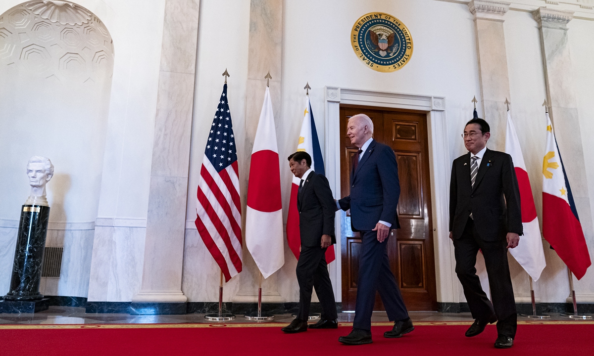 Le président américain Joe Biden, le Premier ministre japonais Fumio Kishida et le président philippin Ferdinand Romualdez Marcos Jr, arrivent lors d’une réunion trilatérale dans la salle Est de la Maison Blanche à Washington, DC, le 11 avril 2024. Crédit photo : VCG