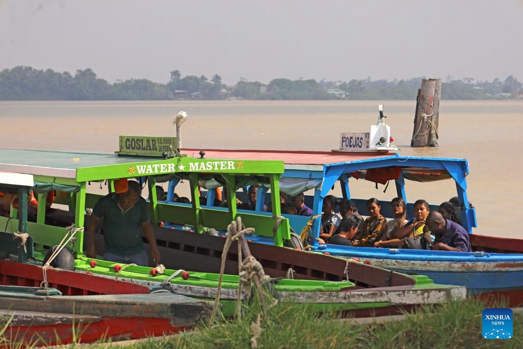 This photo taken on April 8, 2024 shows passengers in boats on Suriname River in Paramaribo, Suriname.(Photo: Xinhua)