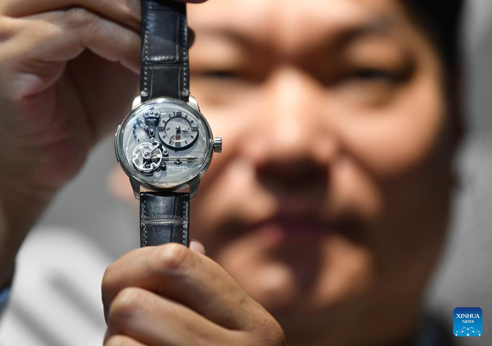 Chinese independent watchmaker Qian Guobiao displays KUNG FU, his joint work with Chinese independent watch brand BEHRENS, at the Time to Watches 2024 exhibition in Geneva, Switzerland, April 10, 2024. The five-day exhibition kicked off here on Wednesday, showcasing 52 world-renowned independent watch brands, including BEHRENS and ATOWAK from China.(Photo: Xinhua)