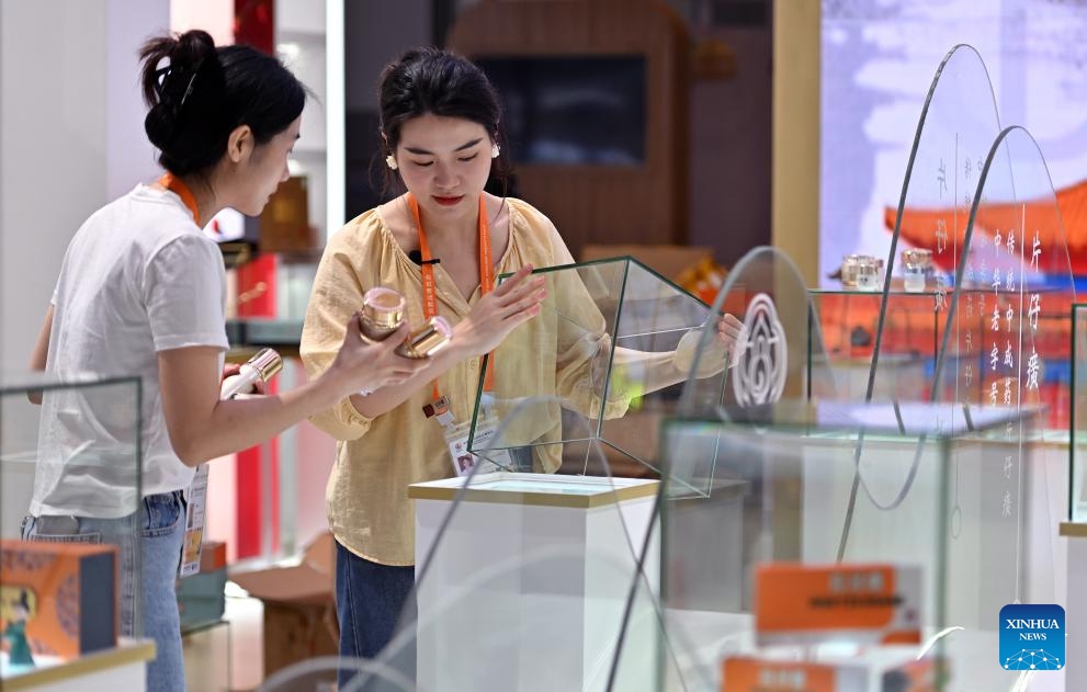 Exhibitors set up an exhibition booth at the Hainan International Convention and Exhibition Center in Haikou, south China's Hainan Province, April 11, 2024. The fourth China International Consumer Products Expo will open on Saturday in Haikou, the capital city of south China's Hainan Province.(Photo: Xinhua)