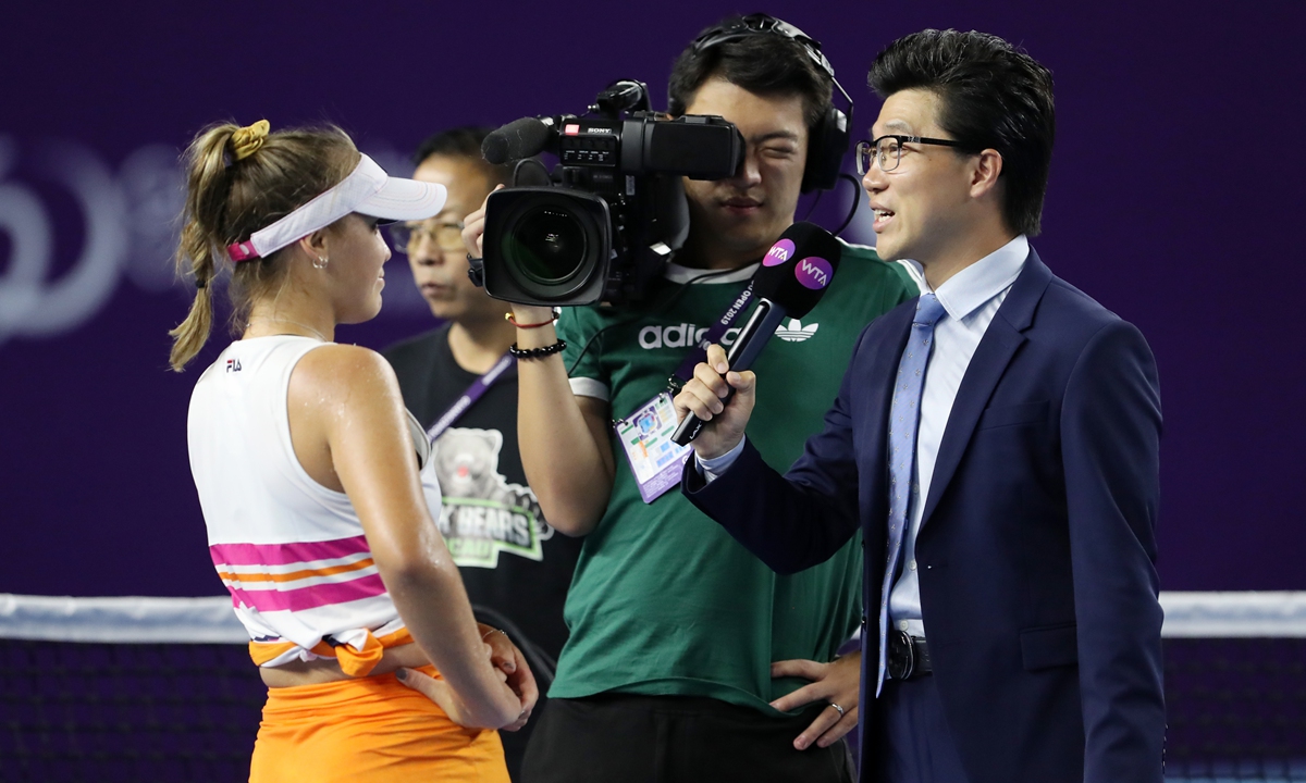 Li Zichao (right) conducts an on-court interview with US tennis player Sofia Kenin during the WTA Guangzhou Open in Guangzhou, Guangdong Province. Photo: Courtesy of Li Zichao