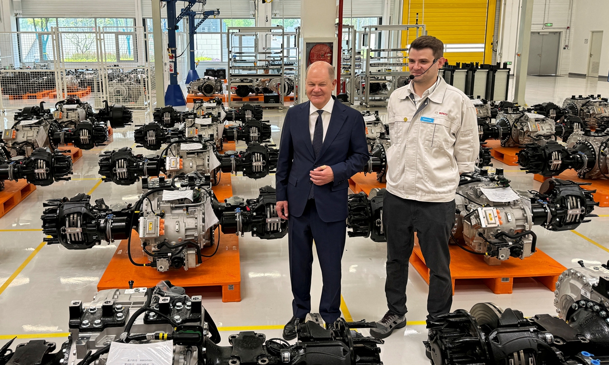 Le chancelier allemand Olaf Scholz (à gauche) visite une usine Bosch de moteurs à hydrogène à Chongqing, en Chine, le 14 avril 2024. Crédit photo : IC