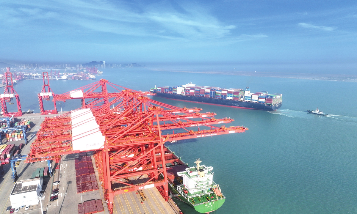 A cargo ship loaded with containers is ready to berth to unload cargo on April 12, 2024 in Lianyungang, East China's Jiangsu Province. Photo: VCG