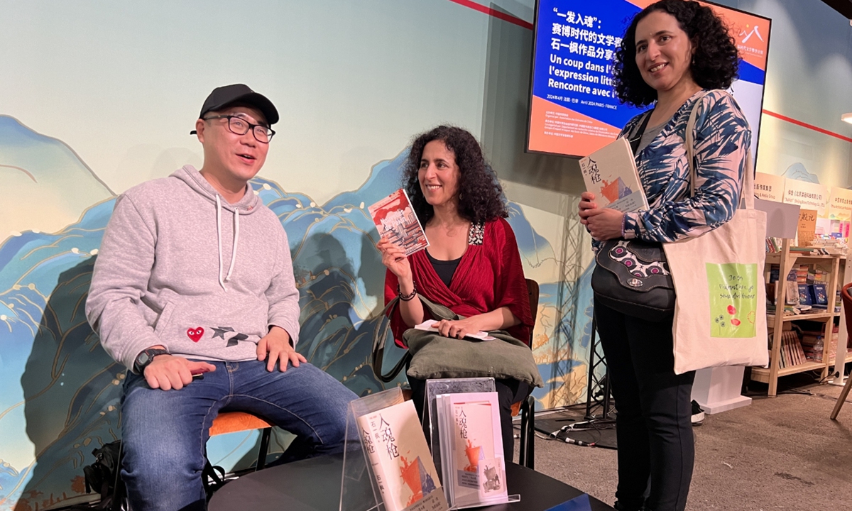 Chinese writer Shi Yifeng (left) talks about his book at the Paris Book Festival. Photo: Courtesy of Wen Jing