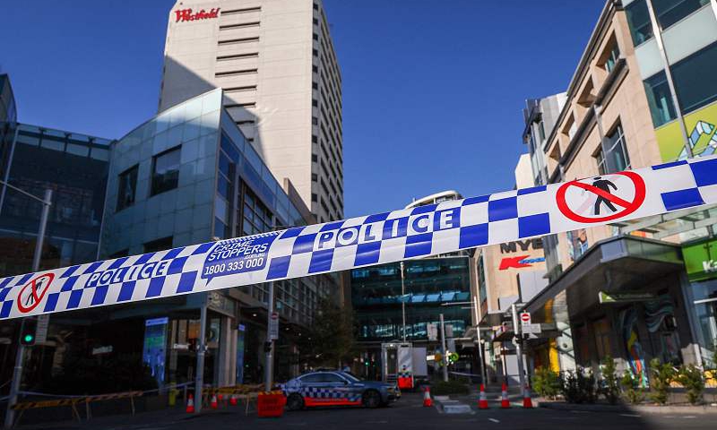 Police tape can be seen in front of a roadblock outside the Westfield Bondi Junction shopping mall in Sydney on April 14, 2024, the day after a 40-year-old knifeman with mental illness roamed the packed shopping center killing six people and seriously wounding a dozen others. Photo: VCG