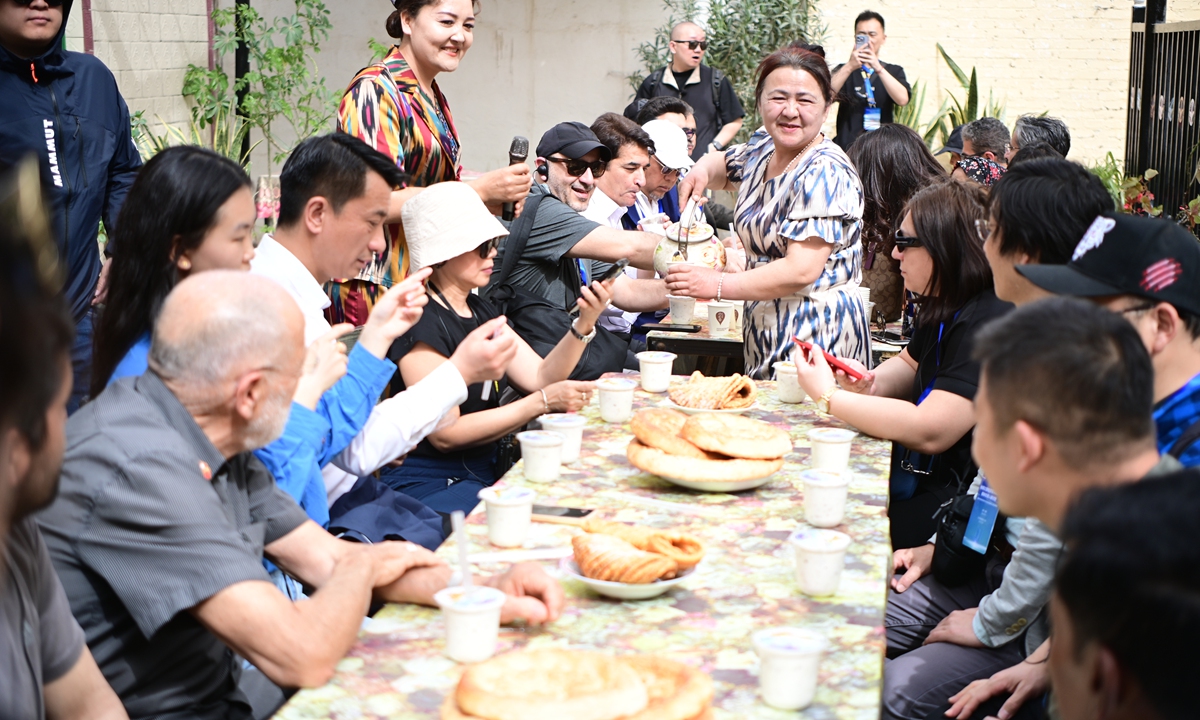 Foreign journalists visit local residents' home on April 13, 2024, at Yuli County. Photo: Tao Mingyang/GT