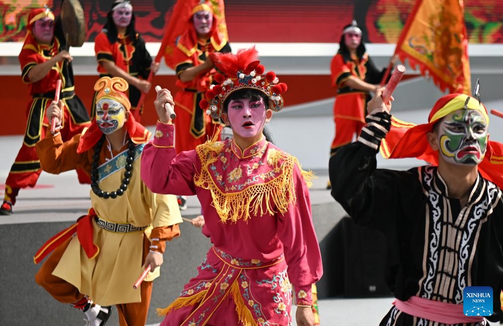 Artists perform Yingge Dance, a form of folk dance popular in south China's Guangdong Province, during the 135th session of the China Import and Export Fair, also known as the Canton Fair, in Guangzhou, south China's Guangdong Province, April. 15, 2024.(Photo: Xinhua)