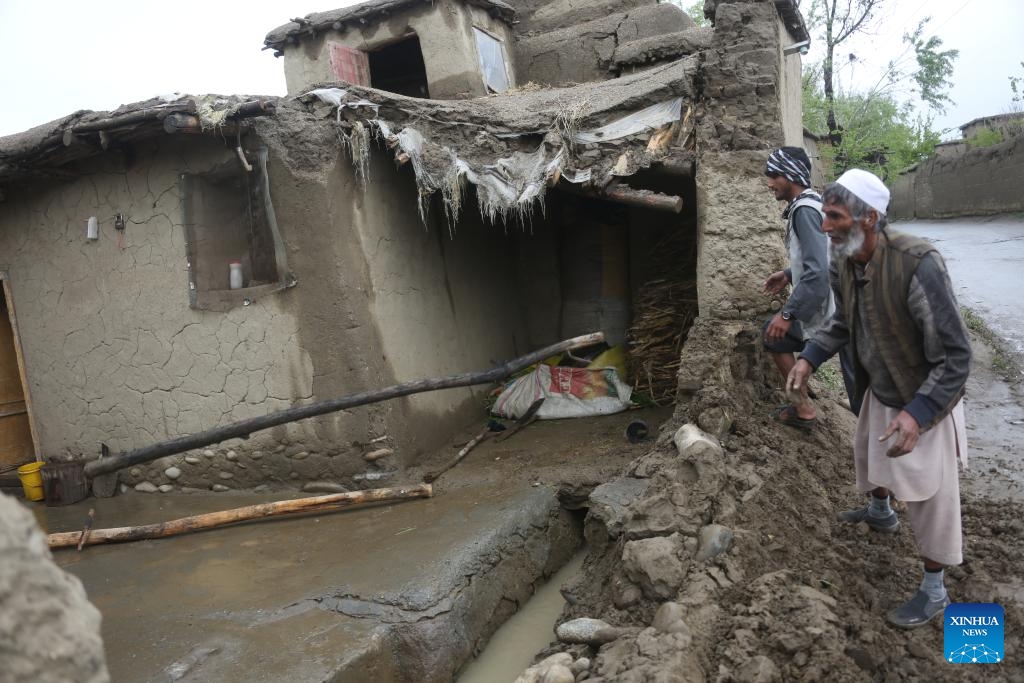 People clear the ruins of a dwelling destroyed by the flood in east Afghanistan's Parwan Province, April 15, 2024. Thirty-three people have lost their lives and 27 others sustained injuries as heavy rain, snowfall and flash floods swept through parts of Afghanistan over the past three days, spokesman for the national disaster authority Mullah Janan Saeq said Sunday.(Photo: Xinhua)