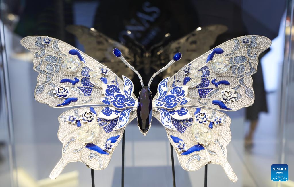 A porcelain artwork is displayed at the fourth China International Consumer Products Expo (CICPE) in Haikou, capital city of south China's Hainan Province, April 15, 2024. Lasting from April 13 to 18, the expo themed Share Open Opportunities, Co-create a Better Life hosts over 4,000 brands from 71 countries and regions, showcasing their novel and upmarket products for global consumers.(Photo: Xinhua)