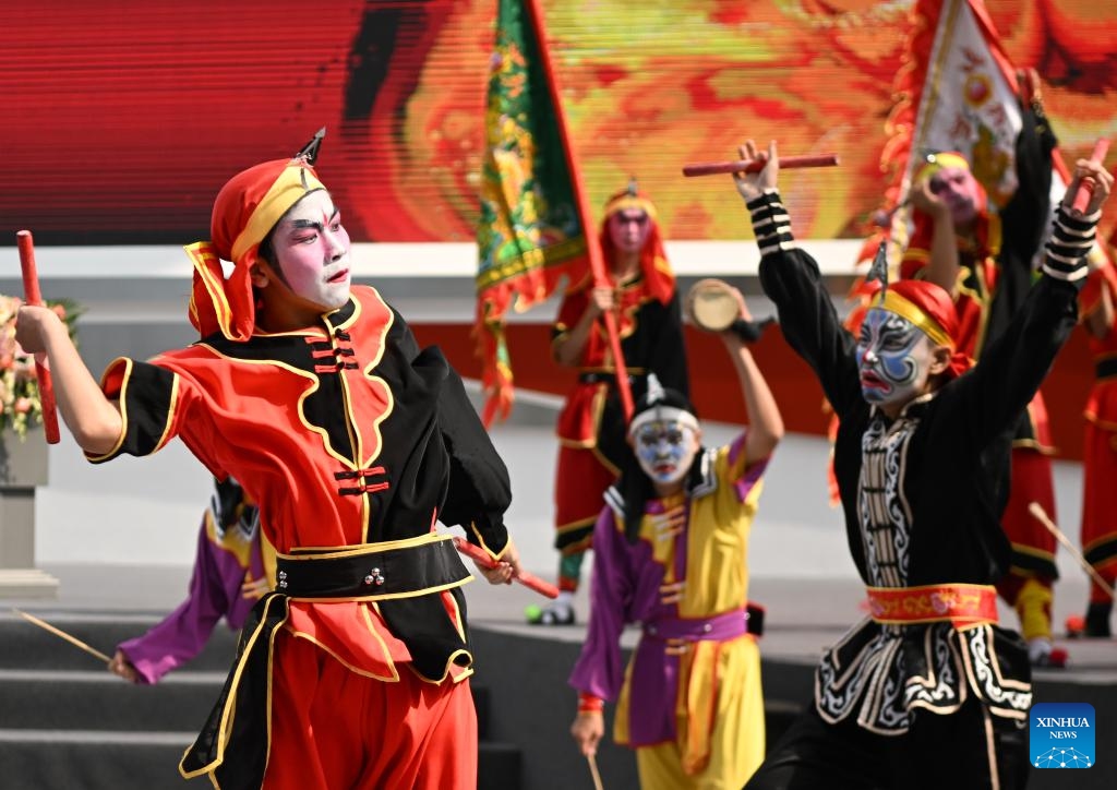 Artists perform Yingge Dance, a form of folk dance popular in south China's Guangdong Province, during the 135th session of the China Import and Export Fair, also known as the Canton Fair, in Guangzhou, south China's Guangdong Province, April. 15, 2024.(Photo: Xinhua)