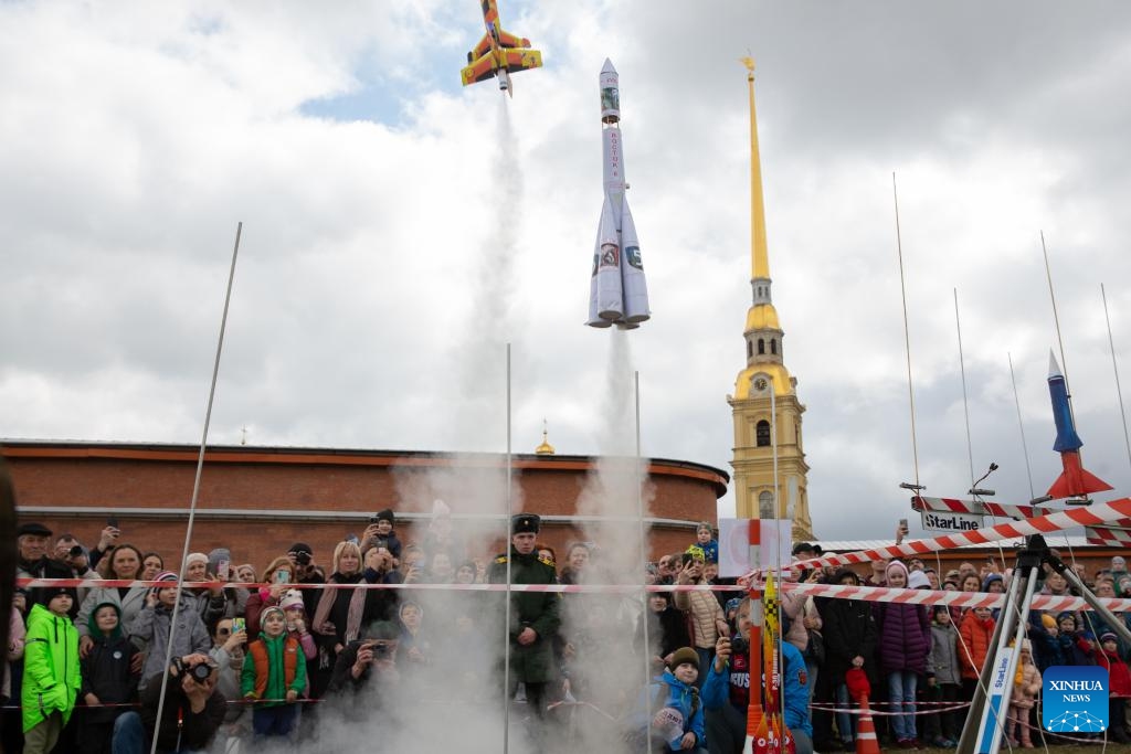 People watch rocket model launching in St. Petersburg, Russia, April 14, 2024. A rocket model launch event was held here in celebration of Russia's Cosmonautics Day, which commemorates the first manned spaceflight on April 12, 1961 by Soviet cosmonaut Yuri Gagarin.(Photo: Xinhua)