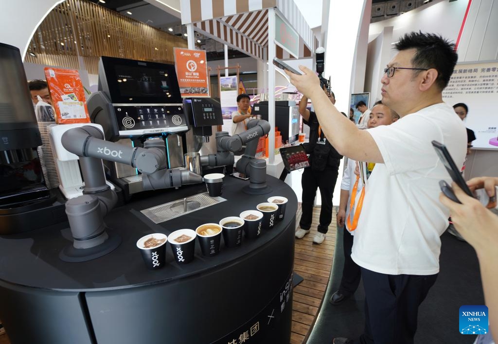 An automatic coffee machine makes coffee for visitors at the fourth China International Consumer Products Expo (CICPE) in Haikou, capital city of south China's Hainan Province, April 15, 2024. Lasting from April 13 to 18, the expo themed Share Open Opportunities, Co-create a Better Life hosts over 4,000 brands from 71 countries and regions, showcasing their novel and upmarket products for global consumers.(Photo: Xinhua)