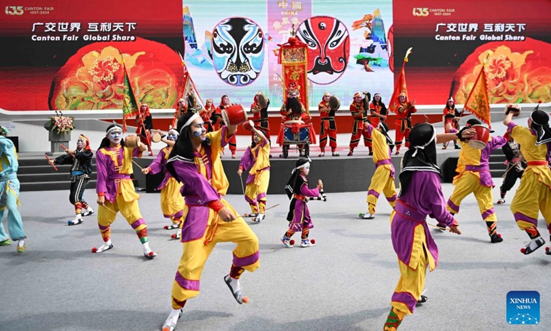 Artists perform Yingge Dance, a form of folk dance popular in south China's Guangdong Province, during the 135th session of the China Import and Export Fair, also known as the Canton Fair, in Guangzhou, south China's Guangdong Province, April. 15, 2024.(Photo: Xinhua)