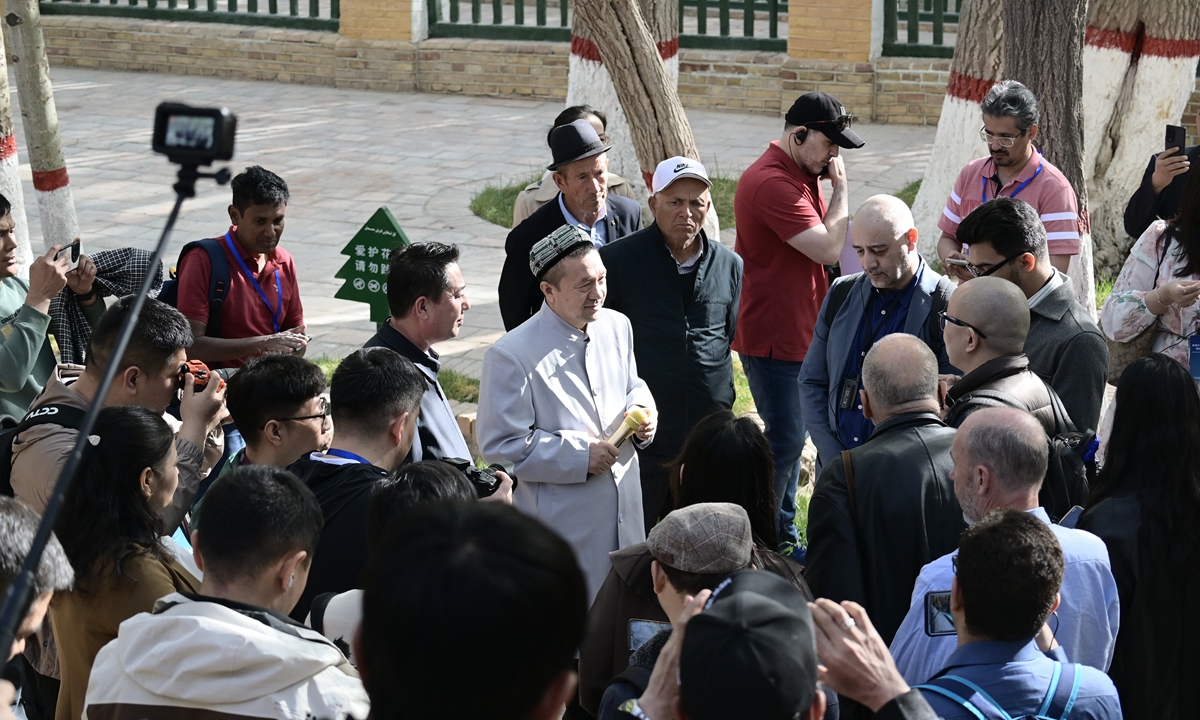 Foreign journalists talk with an Imam from Id Kah Mosque on April 10, 2024, in Kashi City. Photo: Tao Mingyang/GT