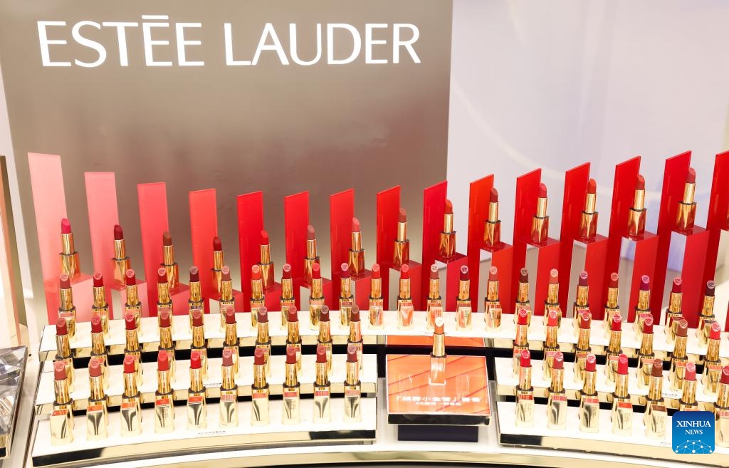 Lipsticks are displayed at the fourth China International Consumer Products Expo (CICPE) in Haikou, capital city of south China's Hainan Province, April 15, 2024. Lasting from April 13 to 18, the expo themed Share Open Opportunities, Co-create a Better Life hosts over 4,000 brands from 71 countries and regions, showcasing their novel and upmarket products for global consumers.(Photo: Xinhua)