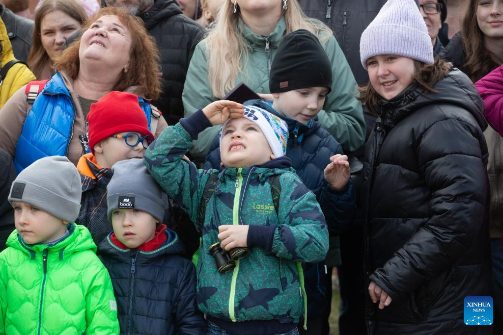 Children watch rocket model launching in St. Petersburg, Russia, April 14, 2024. A rocket model launch event was held here in celebration of Russia's Cosmonautics Day, which commemorates the first manned spaceflight on April 12, 1961 by Soviet cosmonaut Yuri Gagarin.(Photo: Xinhua)