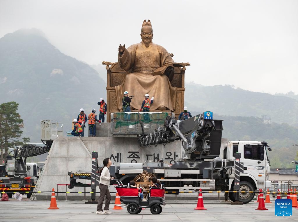 Workers conduct annual cleaning operation on the bronze statue of King Sejong in Seoul, South Korea, April 16, 2024.(Photo: Xinhua)