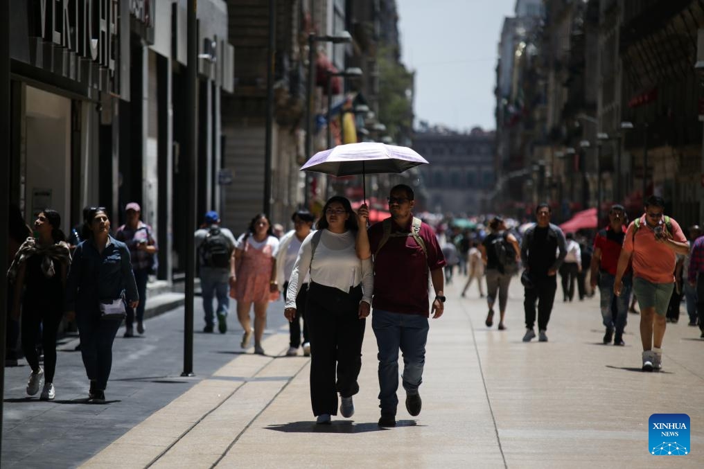 Two pedestrians shield themselves from the sun with an umbrella in Mexico City, Mexico, on April 16, 2024. (Photo: Xinhua)