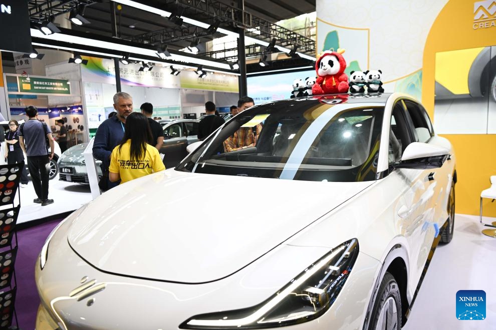 Visitors view a new energy vehicle during the 135th session of the China Import and Export Fair, also known as the Canton Fair, in Guangzhou, south China's Guangdong Province, April 15, 2024. The 135th session of the Canton Fair opened Monday in Guangzhou. The exhibition area of new energy vehicles attracted numerous visitors from home and abroad.(Photo: Xinhua)