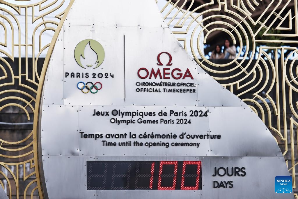 This photo taken on April 16, 2024 shows a countdown clock for the Paris 2024 Olympic Games in front of the Eiffel Tower in Paris, France.(Photo: Xinhua)