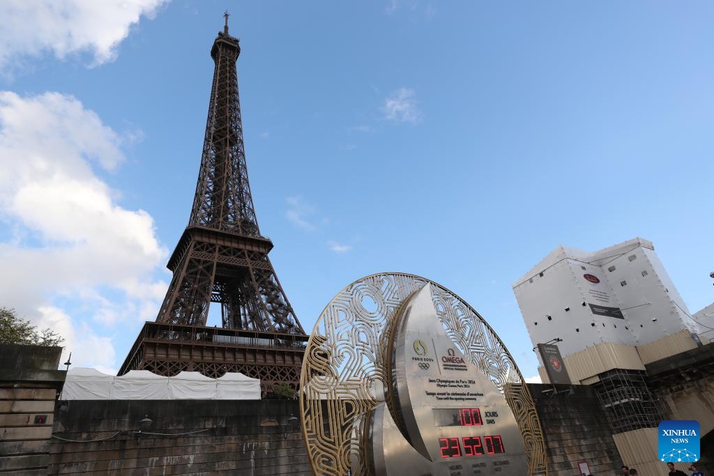 This photo taken on April 16, 2024 shows a countdown clock for the Paris 2024 Olympic Games in front of the Eiffel Tower in Paris, France.(Photo: Xinhua)