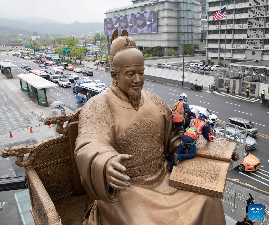 Workers conduct annual cleaning operation on the bronze statue of King Sejong in Seoul, South Korea, April 16, 2024.(Photo: Xinhua)