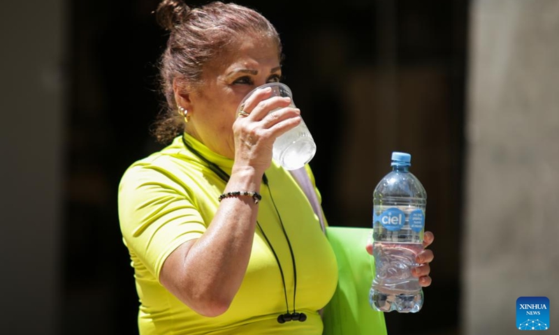 A woman refreshes herself with cold drinks in Mexico City, Mexico, on April 16, 2024.(Photo: Xinhua)
