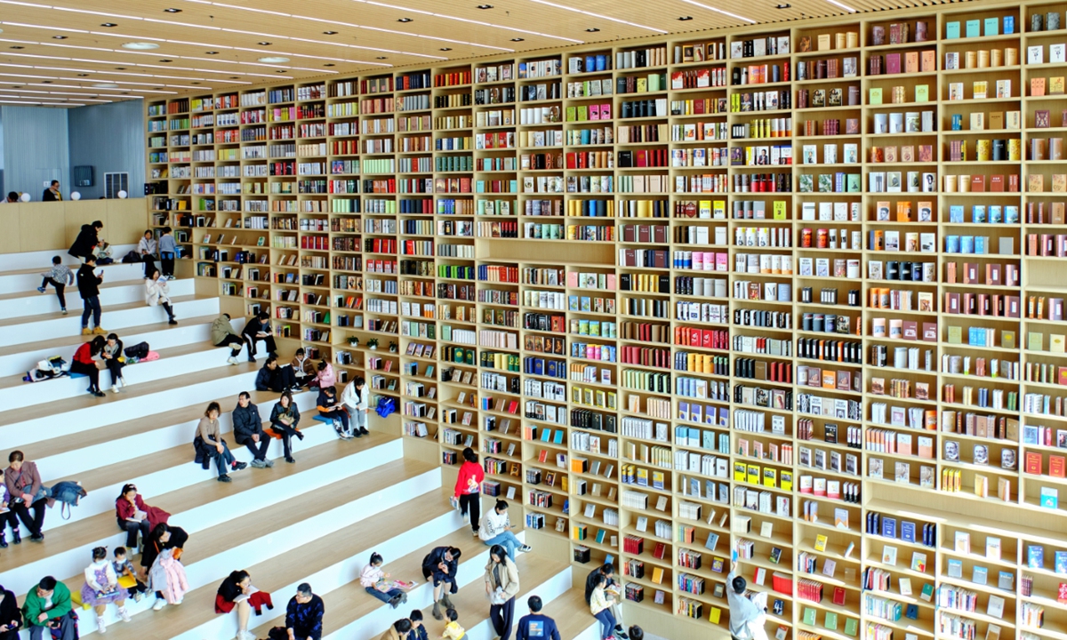 Les gens lisent des livres à la bibliothèque de Pékin dans le district de Tongzhou, à Pékin. Crédit photo : VCG