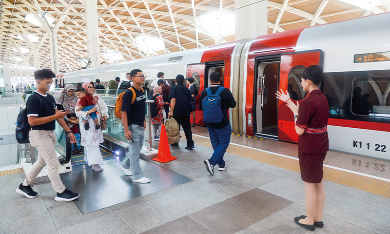 Passengers take the Jakarta-Bandung High-Speed Railway at Halim Station in Jakarta, Indonesia on April 17, 2024. The Jakarta-Bandung High-Speed Railway, the first of its kind in Indonesia and Southeast Asia, delivered 2.56 million passenger trips in the first six months of its commercial operation. Photo: VCG