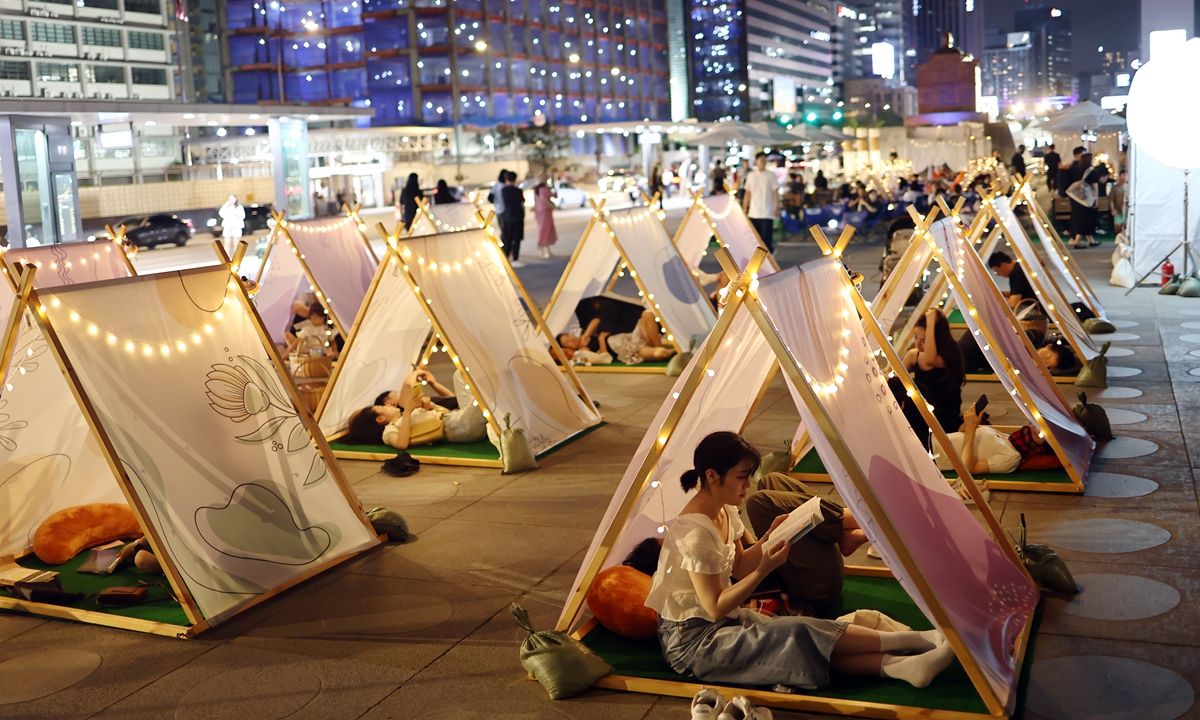 South Koreans read books in an outdoor reading event in Seoul. Photo: VCG
