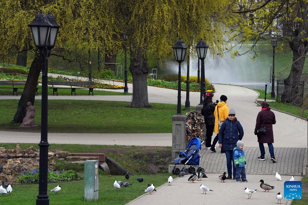People enjoy the scenery at a park in Riga, Latvia, April 15, 2024.(Photo: Xinhua)
