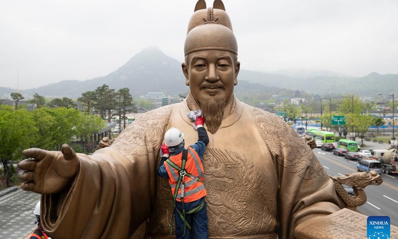 Workers conduct annual cleaning operation on the bronze statue of King Sejong in Seoul, South Korea, April 16, 2024.(Photo: Xinhua)