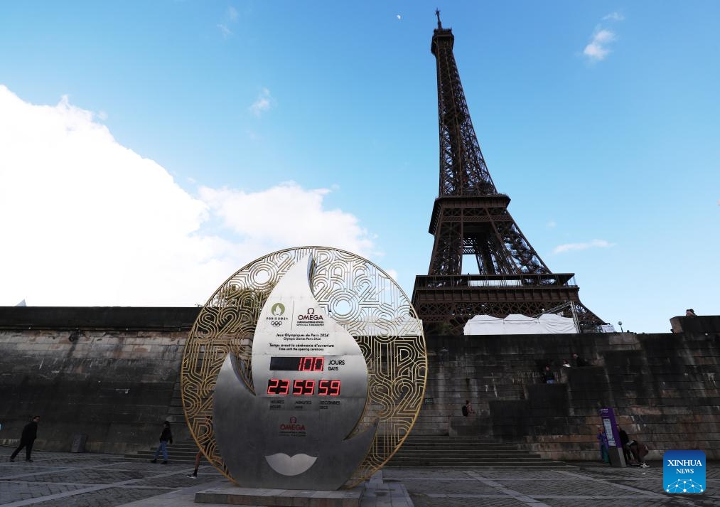 This photo taken on April 16, 2024 shows a countdown clock for the Paris 2024 Olympic Games in front of the Eiffel Tower in Paris, France.(Photo: Xinhua)