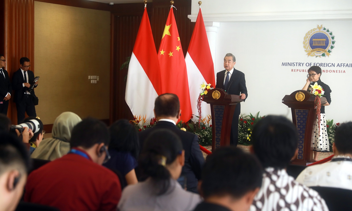 Chinese Foreign Minister Wang Yi (left) speaks as Indonesian Foreign Minister Retno Marsudi listens during a joint press conference following their bilateral meeting in Jakarta, Indonesia, April 18, 2024. At the conference, China and Indonesia both call for the Gaza cease-fire and express support to Palestine's UN membership. Photo: VCG