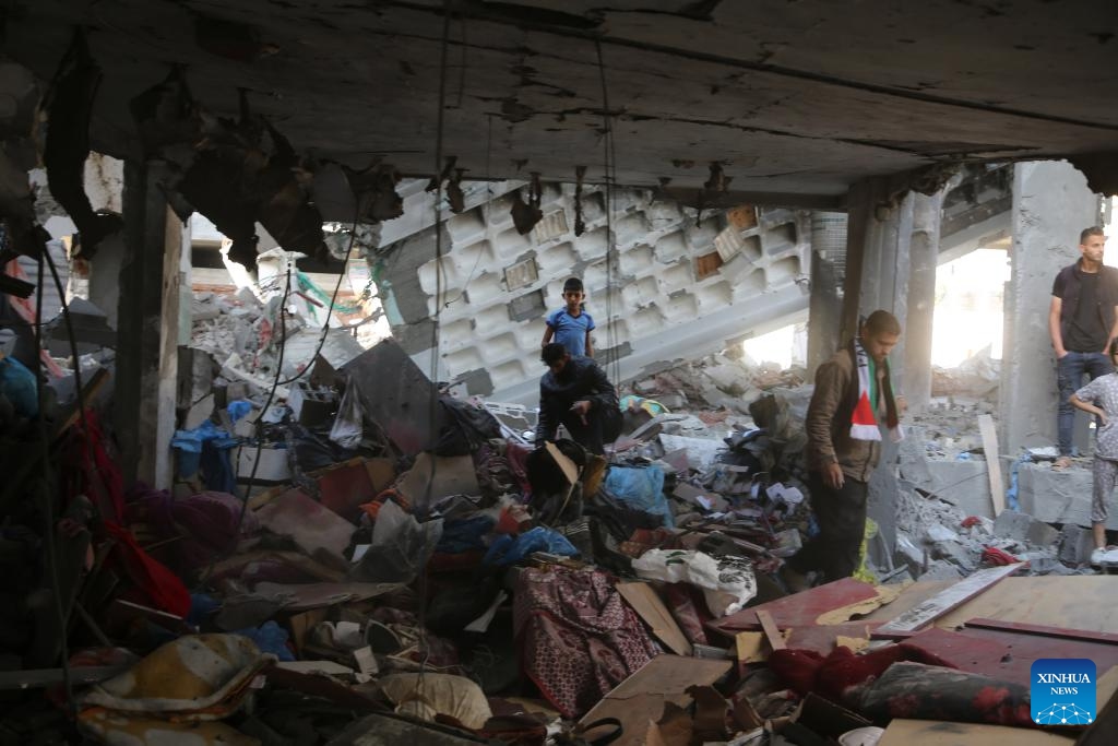 People are seen among the rubble of a destroyed house in the southern Gaza Strip city of Rafah, on April 17, 2024. The Palestinian death toll in the Gaza Strip from ongoing Israeli attacks has risen to 33,899, the Hamas-run Health Ministry said in a press statement on Wednesday.(Photo: Xinhua)